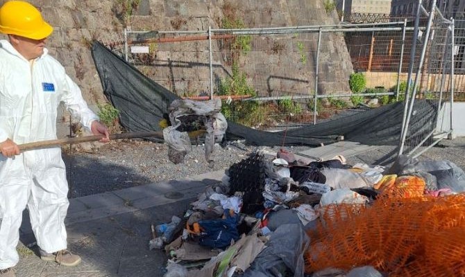 Ripulite le mura perimetrali del Maschio Angioino: raccolte oltre 5 tonnellate di rifiuti