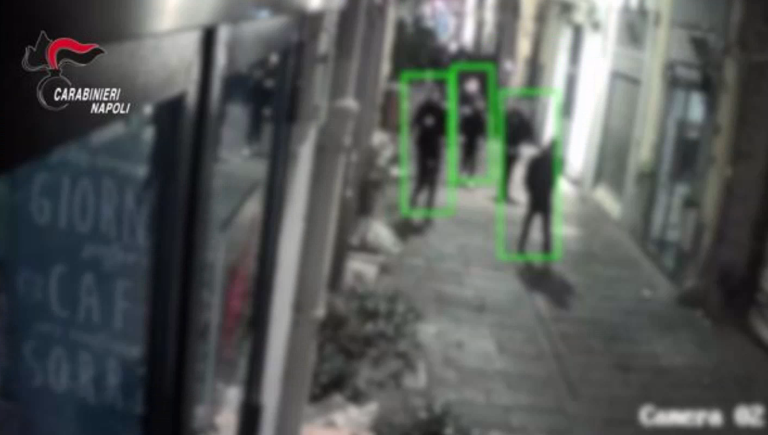 Studente pestato in locale a Napoli, poi spari in aria a Chiaia tra la folla: altri 3 arresti