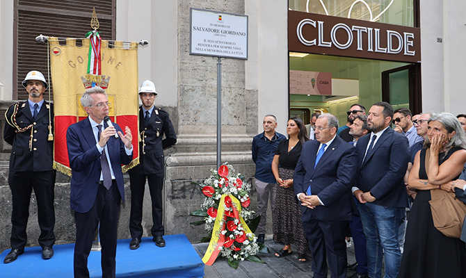 Una targa in memoria di Salvatore Giordano all’ingresso della Galleria Umberto I Una targa in memoria di Salvatore Giordano all’ingresso della Galleria Umberto I