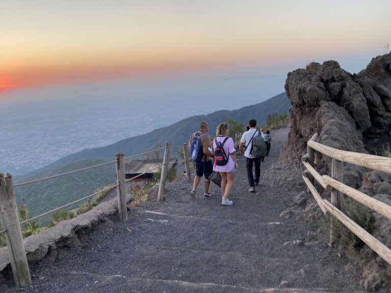 Vesuvio sotto le Stelle 2025: escursioni al tramonto da luglio a settembre