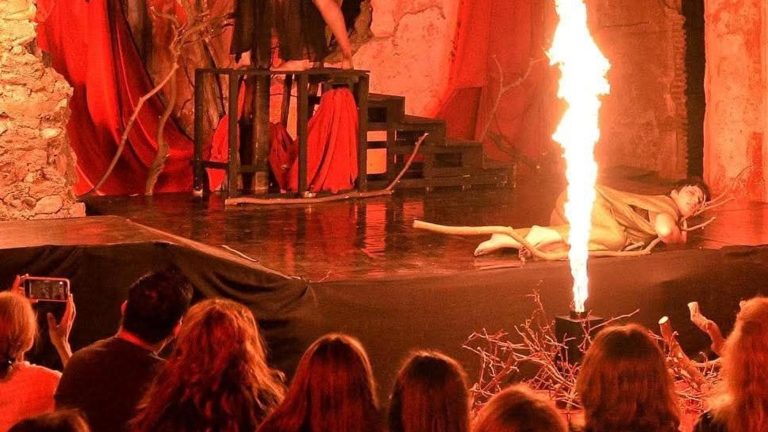 Gusta Minori, viaggio tra cibo, arte ed eros. “Il corpo nudo, gesto di libertà contro la guerra”