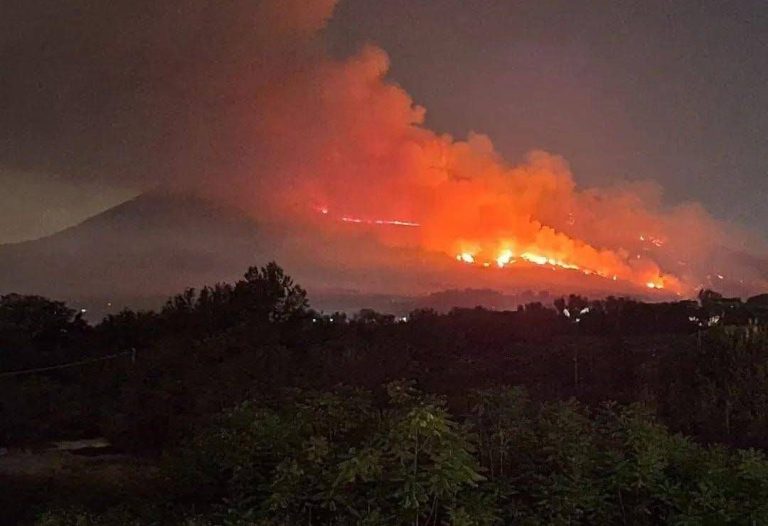 Incendio sul Vesuvio, decretato lo stato di mobilitazione nazionale della protezione civile