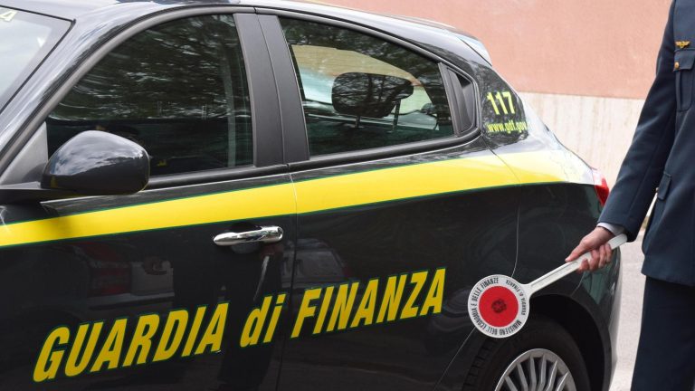 Napoli, controlli tra ambulanti: scattano sequestri e denunce