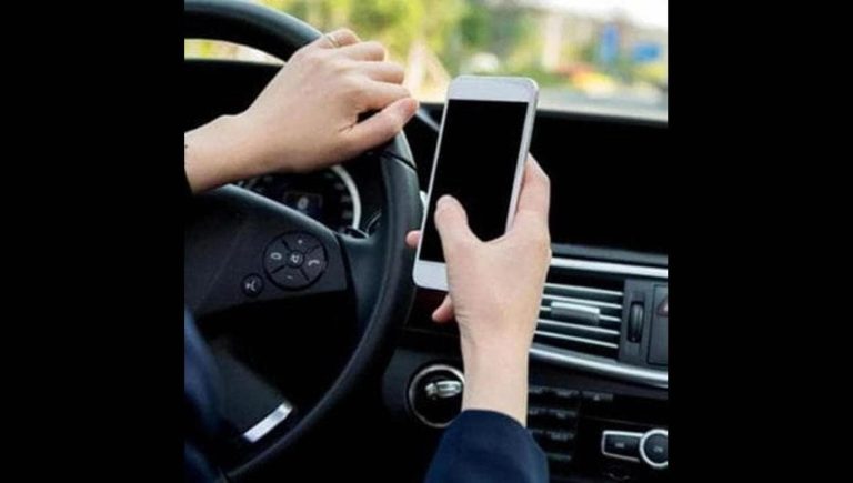 Alla guida con il cellulare: duemila e 320 patenti sospese a Napoli