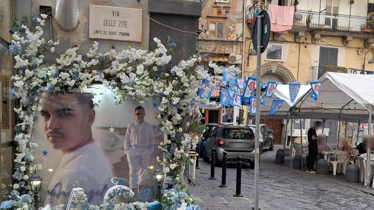 Napoli, edicole e gigantografie: nelle strade dei turisti il culto dei ragazzi uccisi