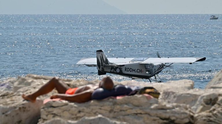 Napoli, lo show degli idrovolanti alla Rotonda Diaz