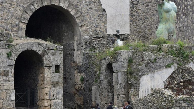 Scavalcano la recinzione degli scavi di Pompei, denunciati 4 turisti spagnoli