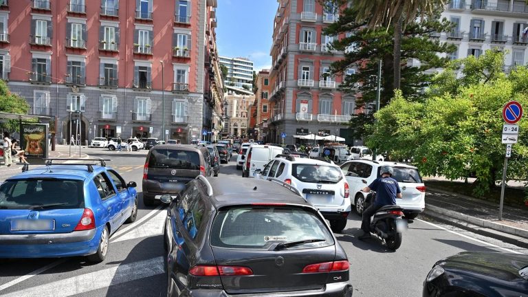 Traffico, settembre da incubo. “Troppi cantieri e pochi vigili”, auto in coda per ore