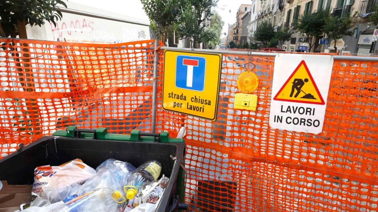 Via Duomo, slalom tra cantieri e rifiuti. E sarà a senso unico fino al 31 dicembre. “Basta”